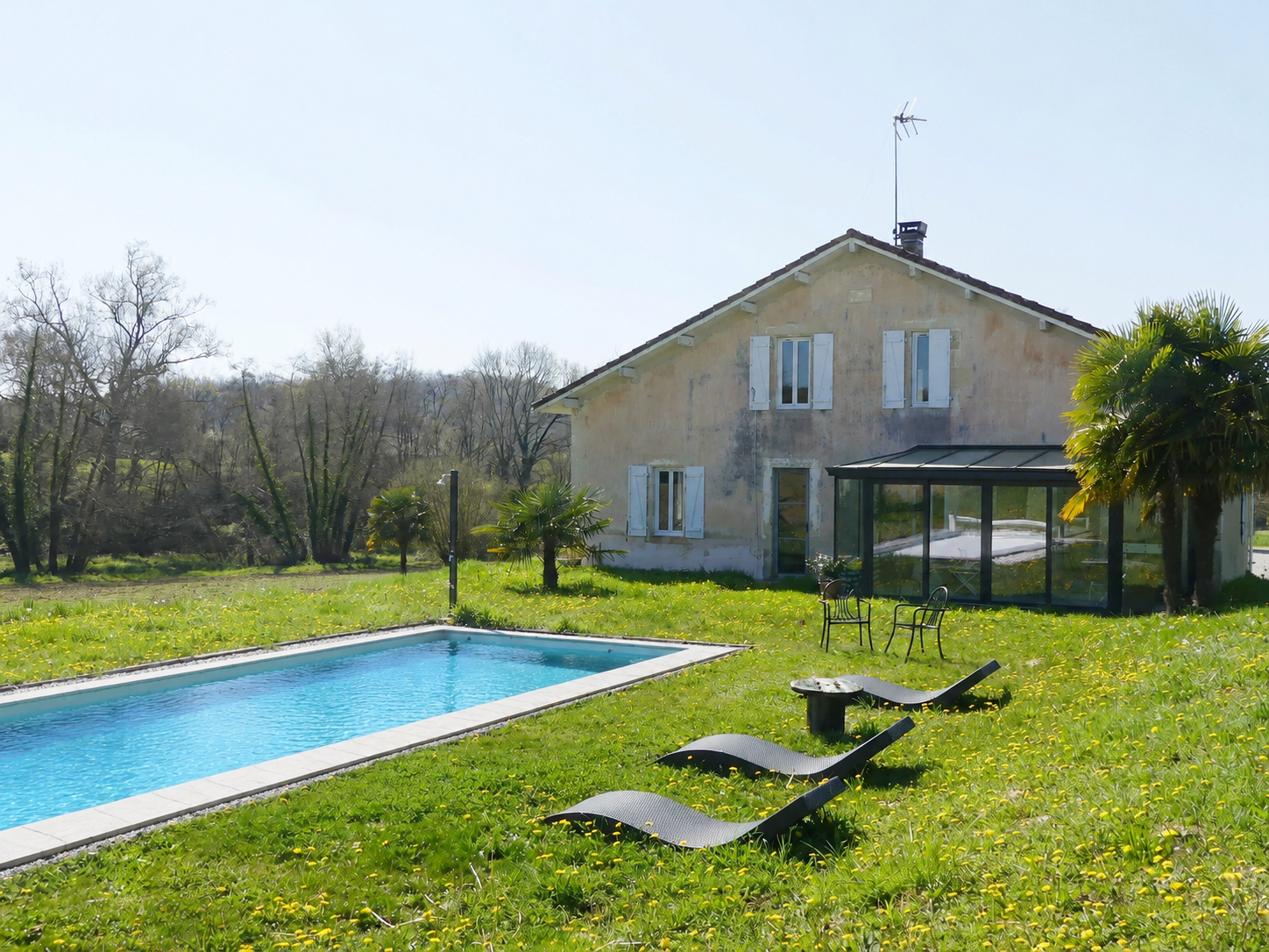 Ferme rénovée avec piscine et dépendances